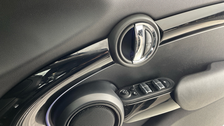 MINI Hatchback 2.0 Cooper S Sport 5dr Auto [Comfort/Nav Pack] Petrol Hatchback